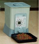 Automatic pet feeding machine