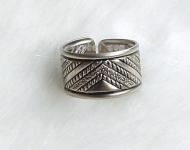 beautiful alloy ring with Thai style