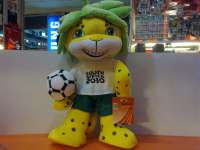 Boneka FIFA besar