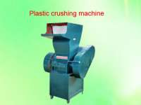Plastic crushing machine