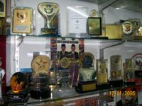 plakat,  piala,  trophy,  anugerah,  penghargaan,  medali ,  lencana,  woden plaque ,  kristal ,  gravir,  laser 3d,  mencetak,  membuat ,  memproduksi langsung 24 jam order