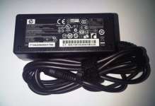 ADAPTOR HP 19.5V 2.05A NETBOOK HP MINI ORIGINAL SPARE PARTS. ( SUDAH TERMASUK KABEL LISTRIK)