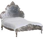 jepara furniture mebel Dipan tempat tidur dengan ukiran dan warna silver leaf yang bernilai mahaldari CV.Dwira Jepara Furniture Indonesia.