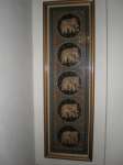 Hiasan dinding motif lima gajah