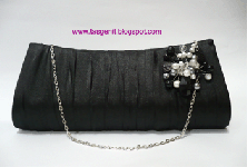 Tas Pesta/ Clutch Bag Satin Serut Hitam Bros Mutiara