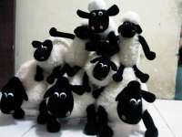 Boneka shaun the sheep dengan kaki yg bisa di bengkokkan ke segala arah ^ ^ ^ ^ ^