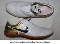 Sepatu Futsal Nike Maestri Putih-Gold ( UK 40-44)