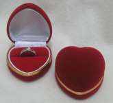 Tempat cincin love beludru kecil