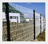 Curvy wire mesh fence