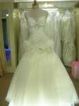gaun pengantin setali dengan bunga di pinggang