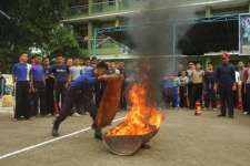 Pelatihan Simulasi Kebakaran Menggunakan Alat Traditional dan Konvensional