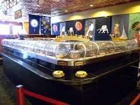 Single-deck rotary sushi conveyor belt with glass cover