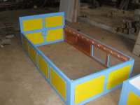 bed dengan laci biru dan kuning