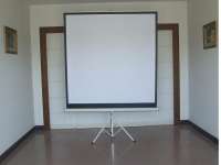 Triangular foot projection screen
