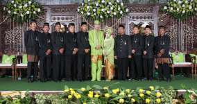 FOTO WEDDING-PREWEDDING-FOTO PERNIKAHAN-FOTO PREWED-MURAH DI SURABAYA